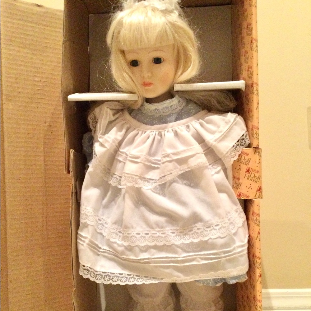 The Dollhouse porcelain collectable doll - Picture 3 of 4